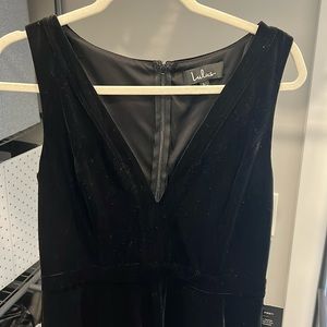 Black velvet long formal dress! Never worn. Size Large. New with tags.